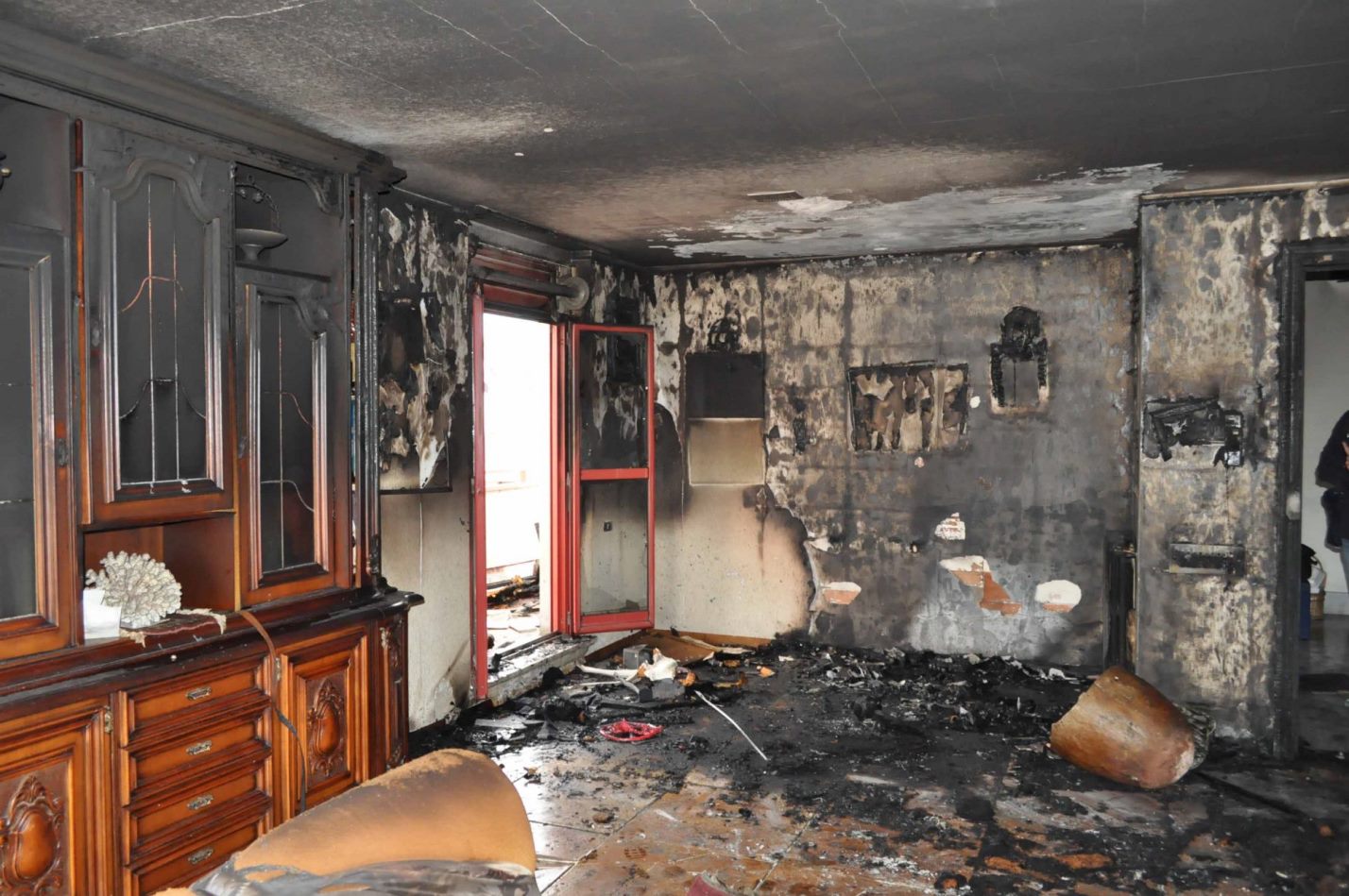 Come pulire la fuliggine dopo un incendio: guida completa